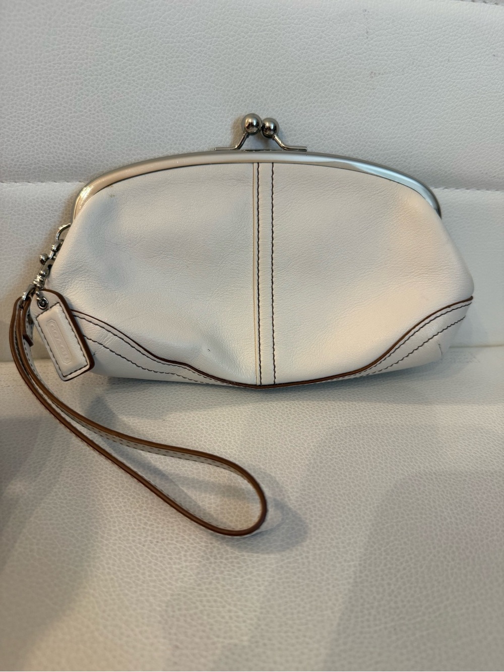 Coach Soho White Leather Kiss-Lock Wristlet with Brown Signature Lining Vintage